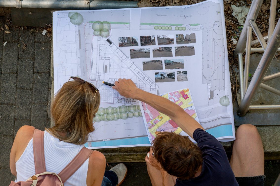 Deux personnes examinent un plan de construction