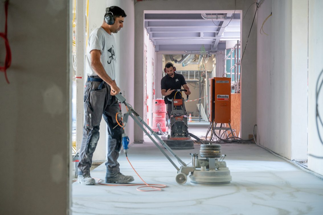 Deux hommes travaillent à la rénovation de la mairie