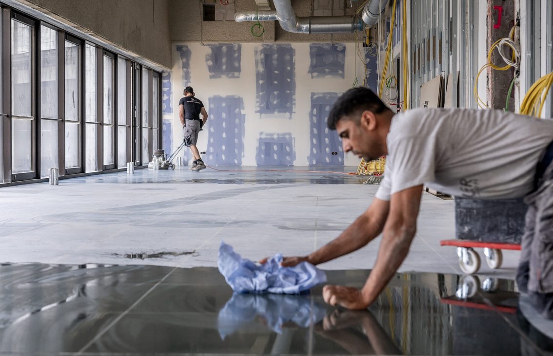 Deux hommes travaillent à la rénovation de la mairie