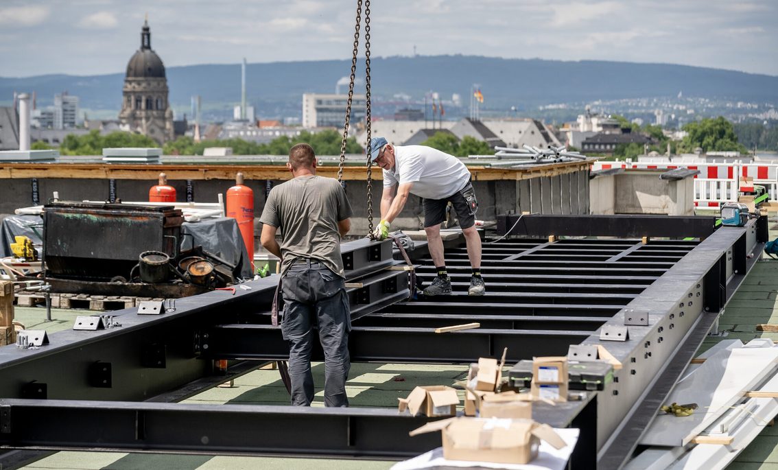 Deux hommes travaillent à la rénovation de la mairie