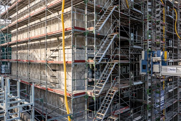 Hôtel de ville sans panneaux extérieurs avec échafaudage