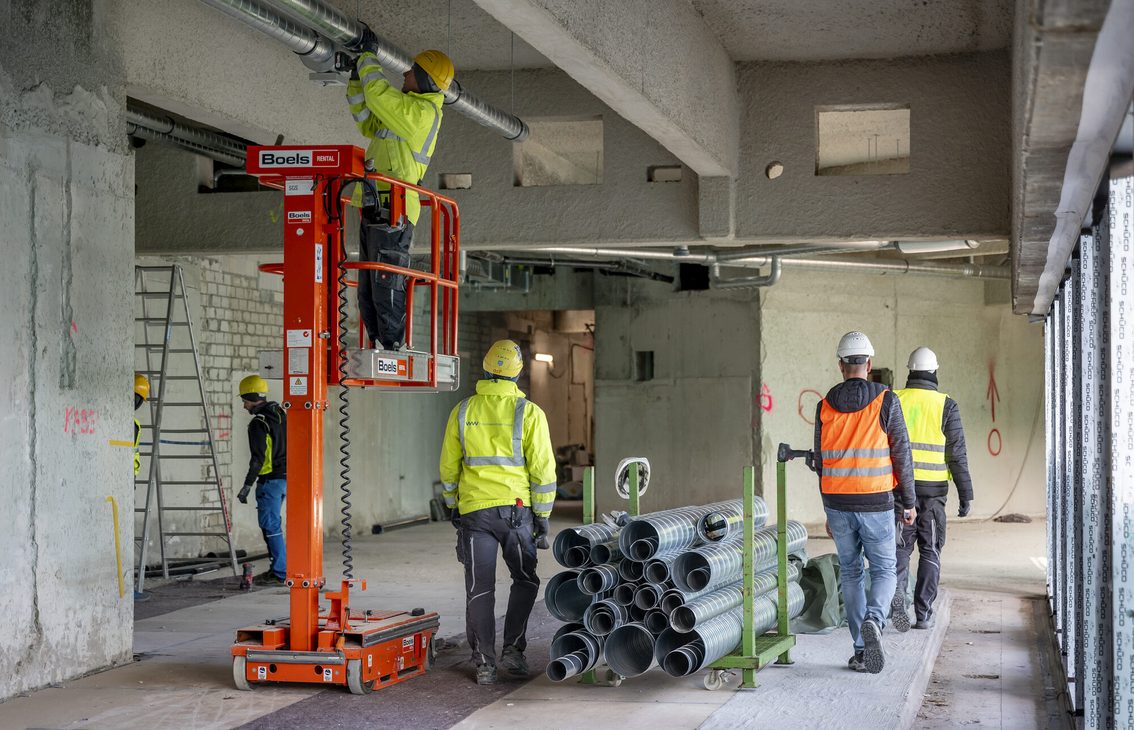 Bauarbeiter arbeiten im Rathaus.