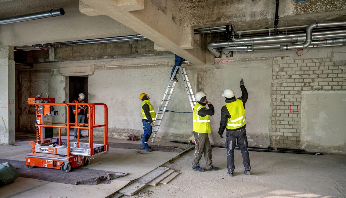 Bauarbeiter arbeiten im Rathaus.