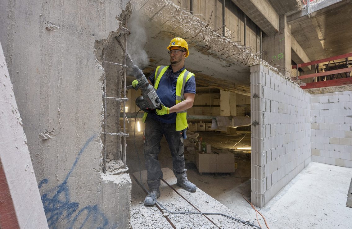 Baurarbeiter entfernt Beton.