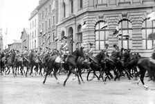 Das Husarenregiment Nr. 13 reitet durch die Kaiser-Friedrich-Straße