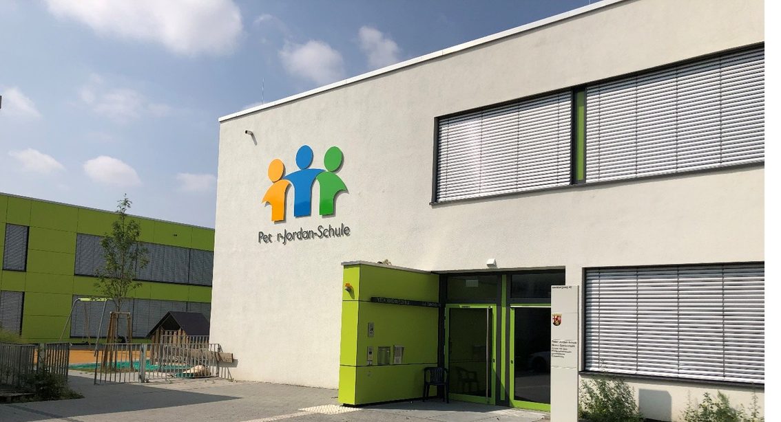 Außenansicht der Peter-Jordan-Schule