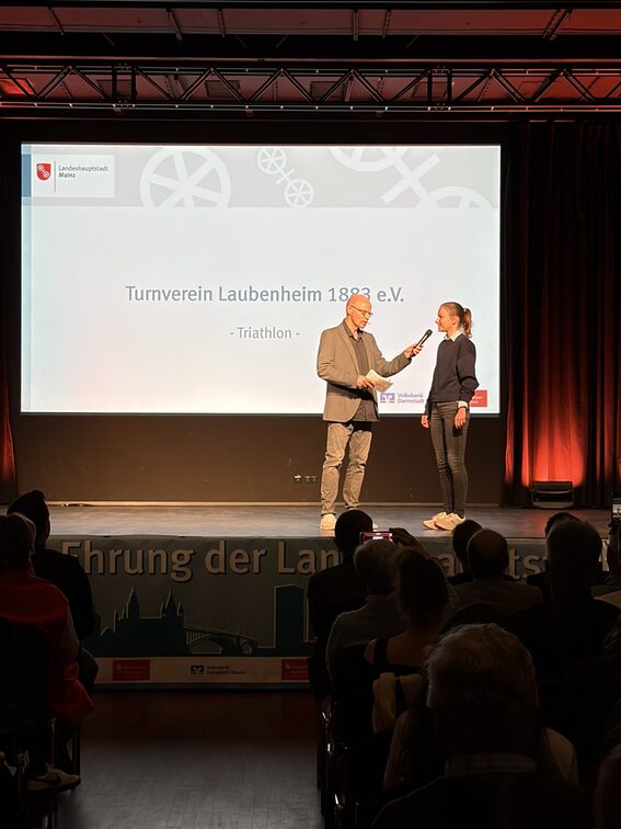 Janina Krus vom TV Laubenheim bei der Sportler:innen-Ehrung 2026