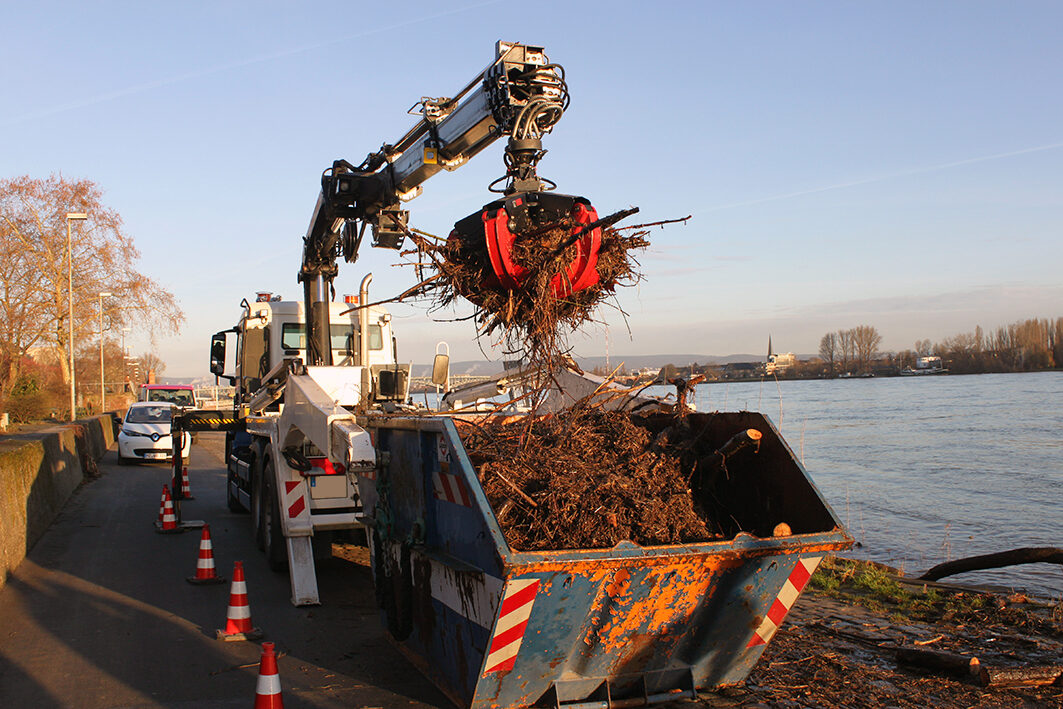 Aufräumarbeiten nach einem Rheinhochwasser