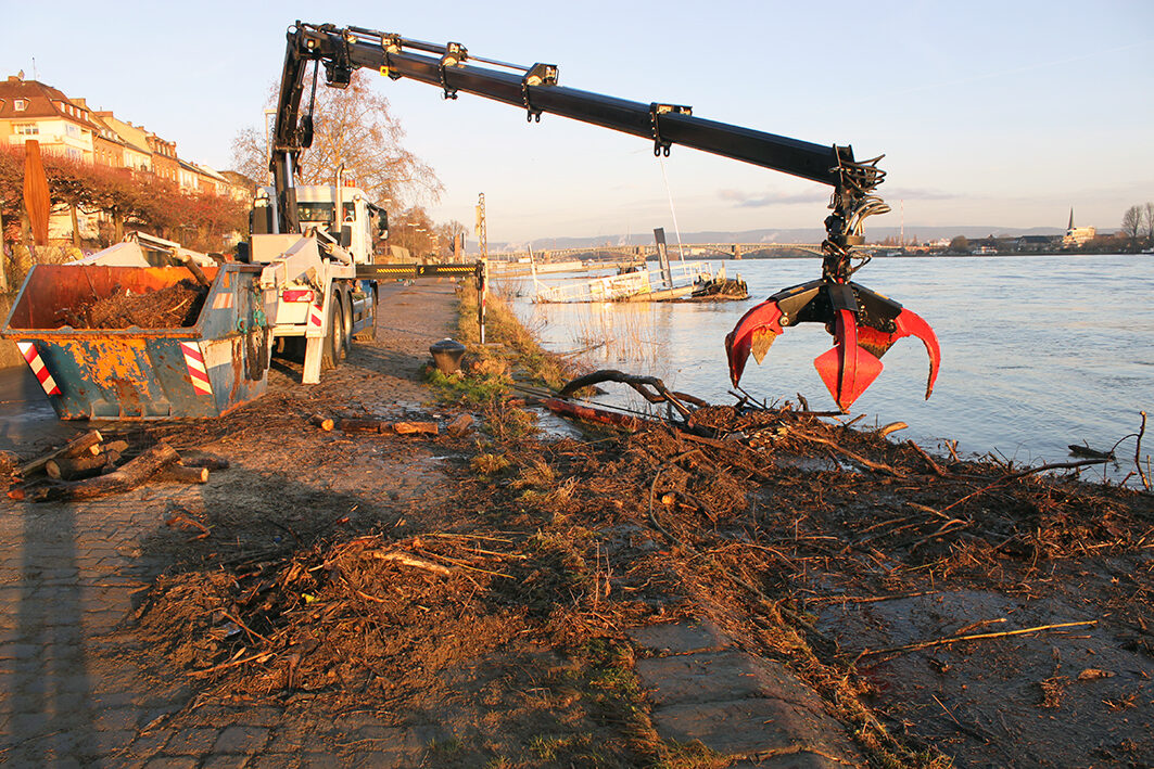 Aufräumarbeiten nach einem Rheinhochwasser