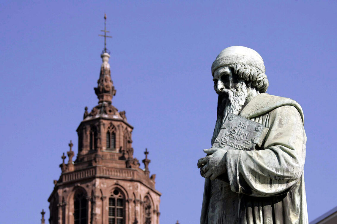 Gutenberg Statue mit dem Dom St. Martin im Hintergrund