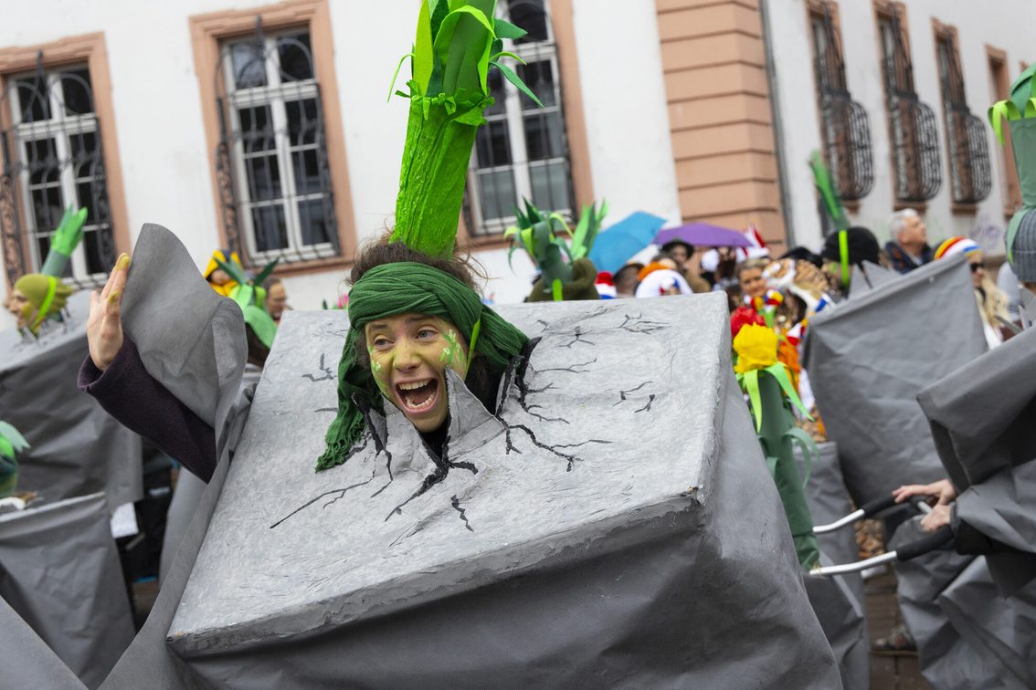 Kinder in Kostümen beim Jugendmaskenzug