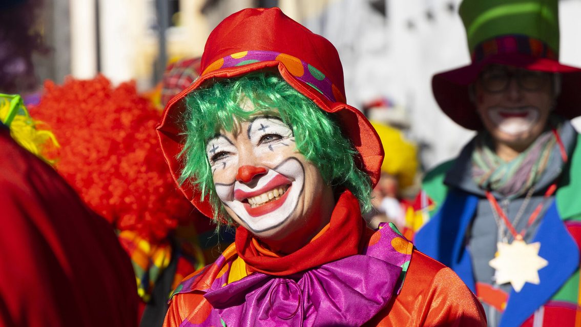 Clownskostüm am Rosenmontag