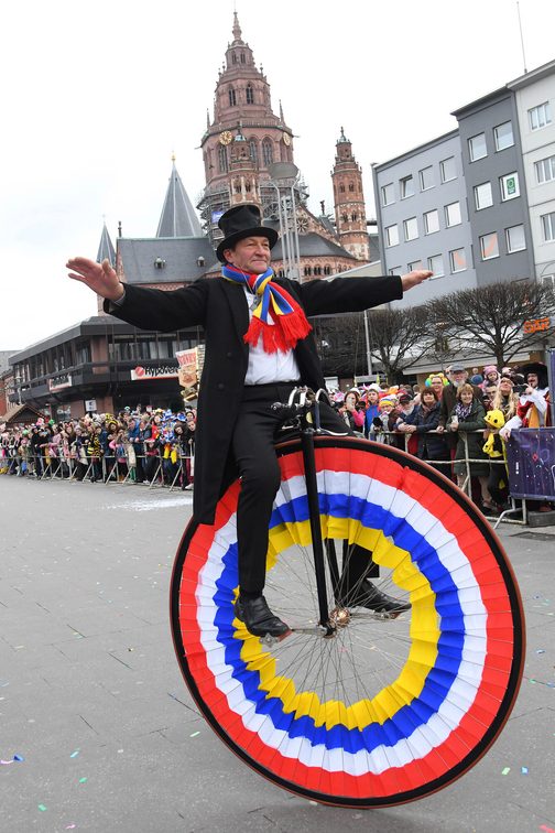 Einradfahrer vor dem Dom