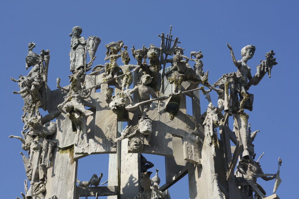 Figuren am oberen Ende des neun Meter hohen Fastnachtbrunnens