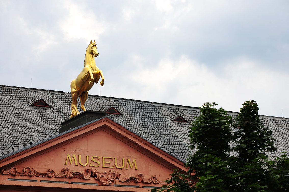 Goldenes Ross auf dem Dach des Landesmuseums