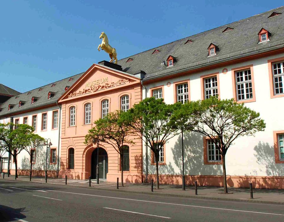 Das Landesmuseum von außen mit goldenem Pferd auf dem Dach.