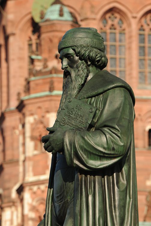 Monument de Gutenberg devant la cathédrale