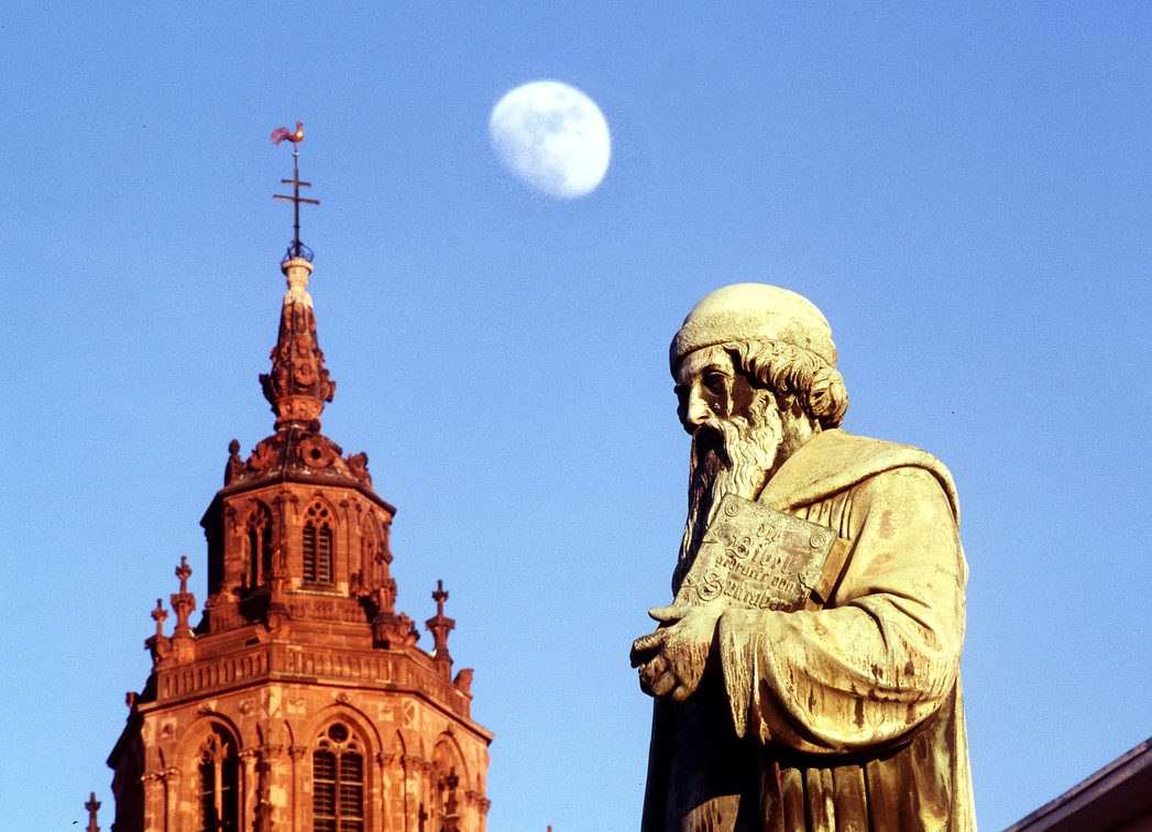 Monument de Gutenberg avec la cathédrale et la lune en arrière-plan