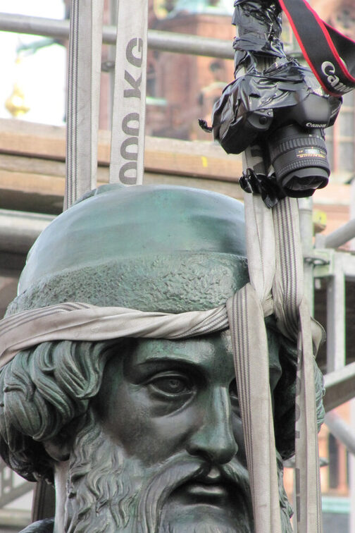 Kopf des Gutenberg-Denkmals kurz vor der Rückkehr auf den Sockel