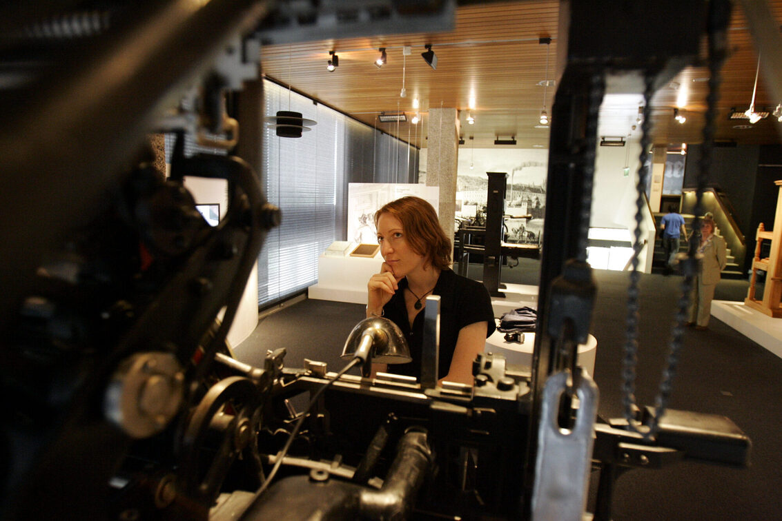 Besucherin im Gutenberg-Museum