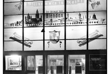 Bildergalerie Hauptbahnhof Bahnsteighalle des Hauptbahnhofs mit Reklame der Firma Blendax, um 1960 Spazierte der Reisende Richtung Hauptausgang, begrüßte ihn das Willkommen in Mainz-Fenster von (Blendax-)Zahnpasta. Ging er 1980 hinaus, stand er auf einem Vorplatz, der mit dem knapp 100 Jahre zuvor errichteten Gelände nicht mehr viele Gemeinsamkeiten aufwies.