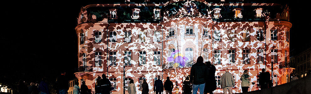 Der erleuchtete Osteinerhof, bei Mainz leuchtet - Das late light Festival