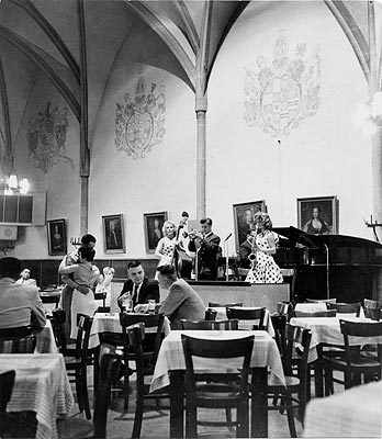 Sala taneczna z zespołem na żywo; nagranie z 1958 roku