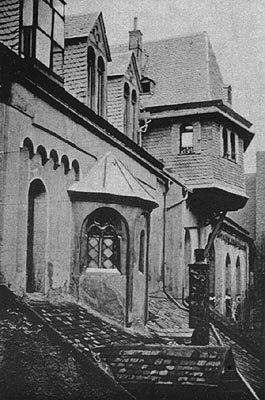Strona wschodnia z widocznym starym archiwum