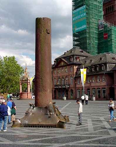 Die Heunensäule auf dem Domplatz