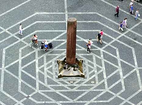 Blick von oben auf die Heunensäule