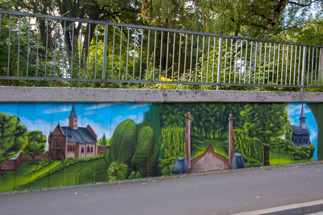 Podróż w czasie: graffiti na murze cmentarnym.