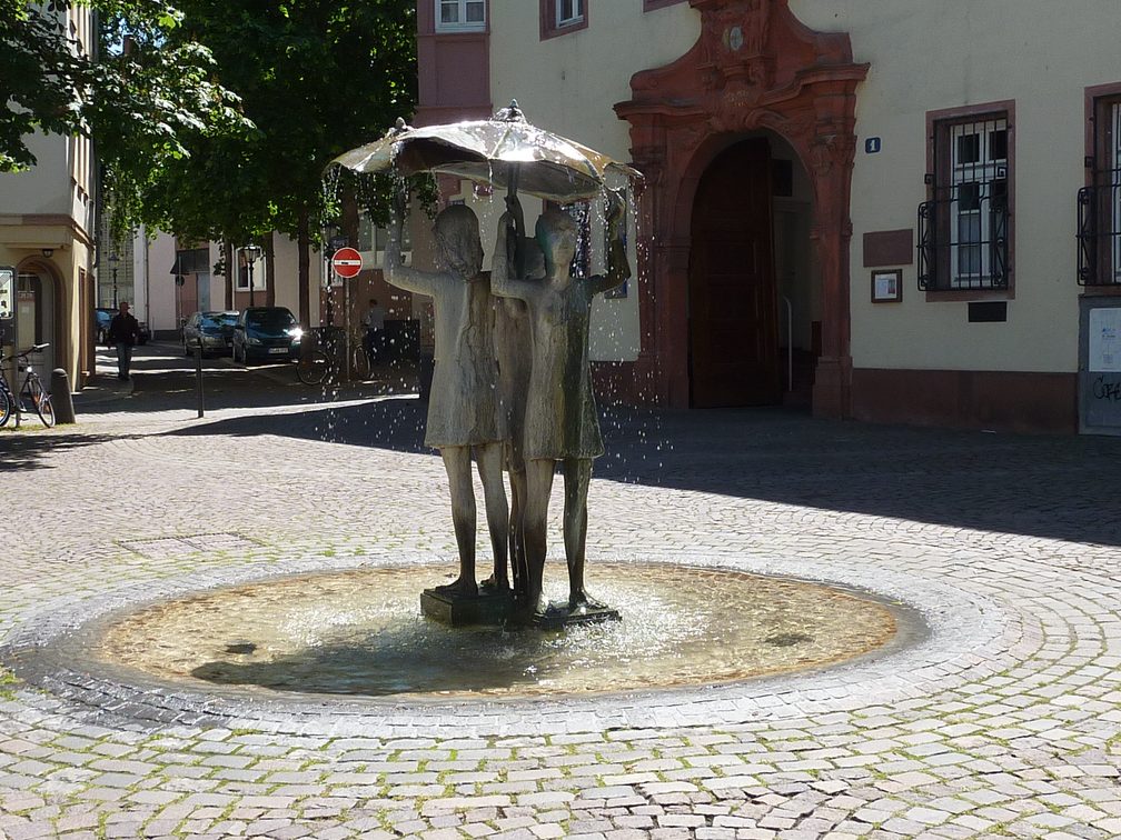 Fontaine des filles sur la place du Bal