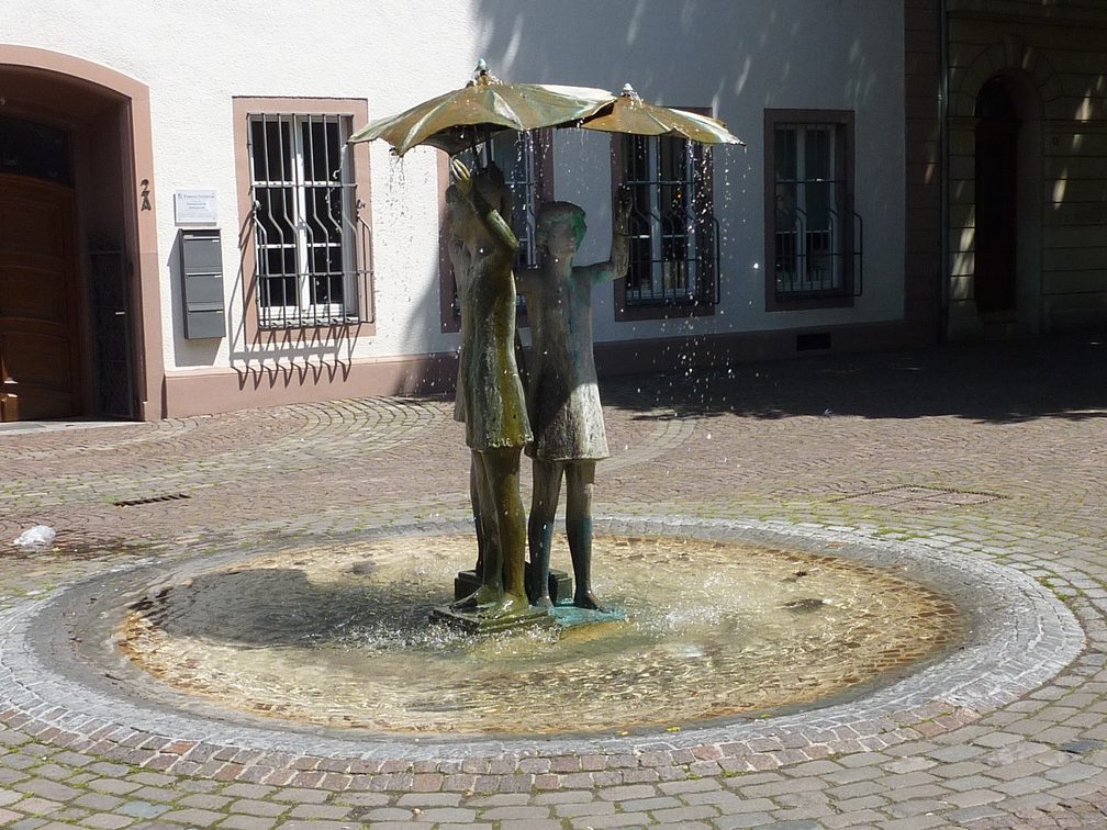 Fontaine des filles sur la place du Bal
