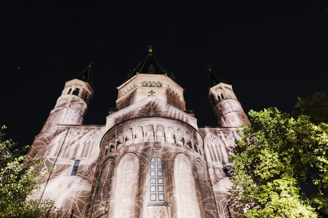 Il Duomo di Magonza illuminato a Magonza risplende 2024
