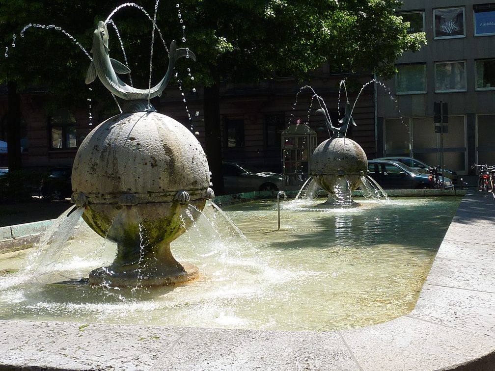 Widok na bulgoczącą fontannę Fischtorbrunnen