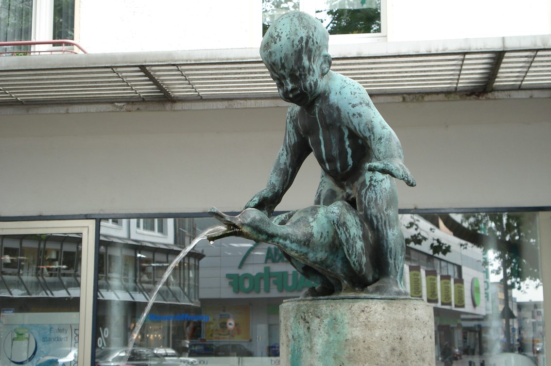 Fontanna łapacza kaczek w centrum starego miasta