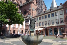 Bildergalerie Brunnenanlagen Leichhofbrunnen mit dem Mainzer Dom im Hintergrund Hinter dem Bürgerbrunnen auf dem Leichhof thront der Mainzer Dom St. Martin.