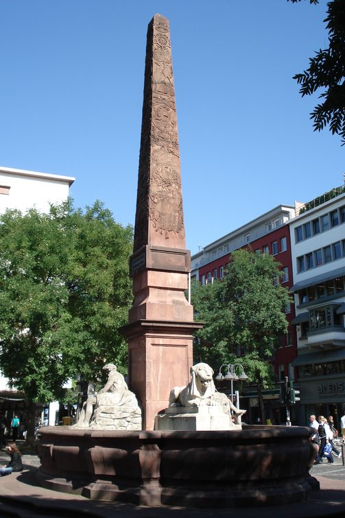 Nowa fontanna na tle błękitnego nieba