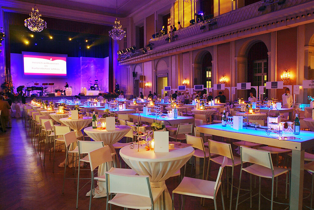 Großer Saal mit Tischen im Kurfürstlichen Schloss