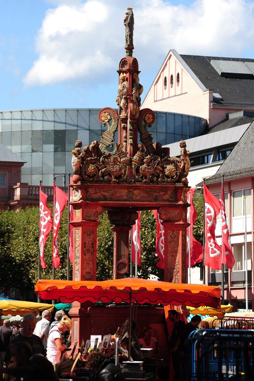 La fontaine du marché entre les stands du marché hebdomadaire