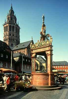 La fontaine du marché devant la cathédrale de Mayence