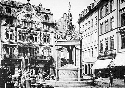 Côté nord-est du marché avec la fontaine ; avant 1900