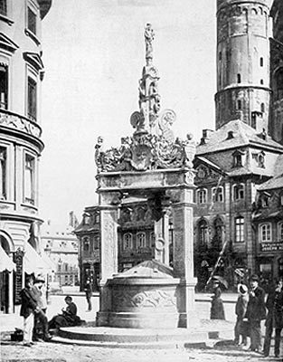 Fontaine du marché avec les maisons de la cathédrale en arrière-plan après 1890