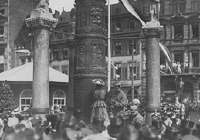 L'arciduchessa Eleonora mentre pianta un chiodo nella colonna durante l'inaugurazione del 1916.