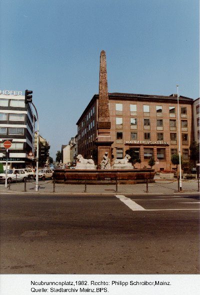 Der Neue Brunnen auf dem Neubrunnenplatz 1982