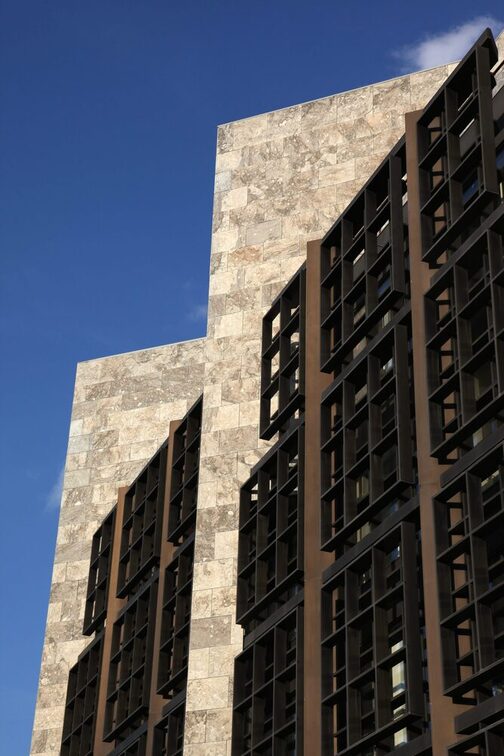Rathaus vor blauem Himmel
