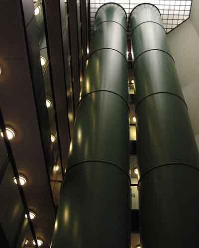 Die beiden röhrenförmigen Aufzügen im Treppenhaus.