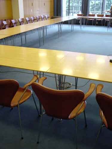 Man sieht ein Sitzungszimmer im Mainzer Rathaus