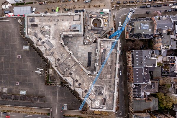 Image de drone : Hôtel de ville vu d'en haut avec grue et échafaudage