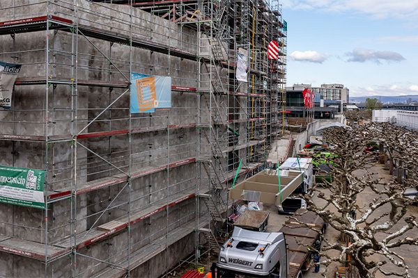 Chantier de l'hôtel de ville avec échafaudage.